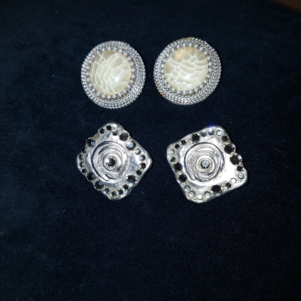 Cache vintage clip on earrings